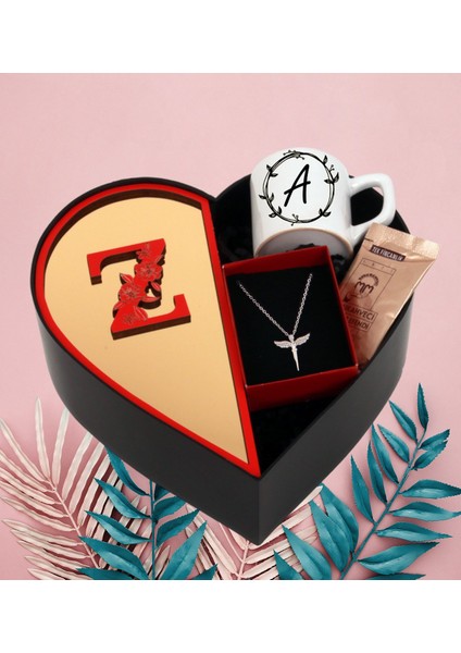 Kişiye Özel Baş Harf Tasarımlı Kalp Kutu ve Peluş Ayıcık Anahtarlık Melek Kolye ve Baş Harf Tasarımlı Türk Kahvesi Fincanı