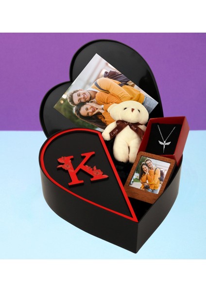 Kişiye Özel Kalpli Kutu Baş Harf Tasarımlı Kalp Kutu ve Peluş Ayıcık Anahtarlık Çerceve ve Melek Kolye (Siyah-Kırmızı)