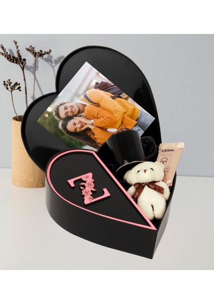 Kişiye Özel Kalp Kutu Baş Harf Tasarımlı Kalp Kutu ve Peluş Ayıcık Anahtarlık ve Siyah Türk Kahvesi Fincanı (Siyah-Pembe)