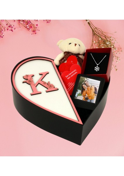 Kişiye Özel Kalpli Kutu Baş Harf Tasarımlı Kalp Kutu ve Peluş Ayıcık Anahtarlık Çerceve ve Kartanesi Kolye (Beyaz-Pembe)