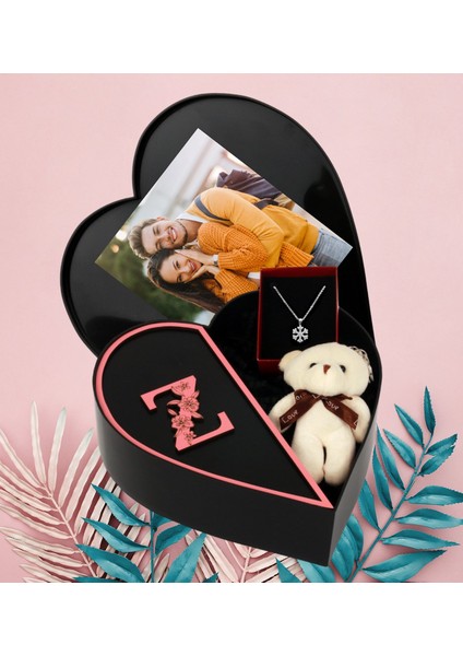 Kalpli Kutuda Kişiye Özel Baş Harf Tasarımlı Kalp Kutu ve Peluş Ayıcık Anahtarlık ve Kartanesi Kolye (Pembe-Sıyah)