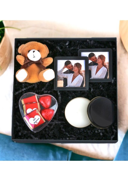 Kişiye Özel Peluş Ayıcık Anahtarlık & 2 Li Çerçeve Özel Kalpli Kutuda Çikolata Metal Kutu Mum Hediye Seti (Siyah)