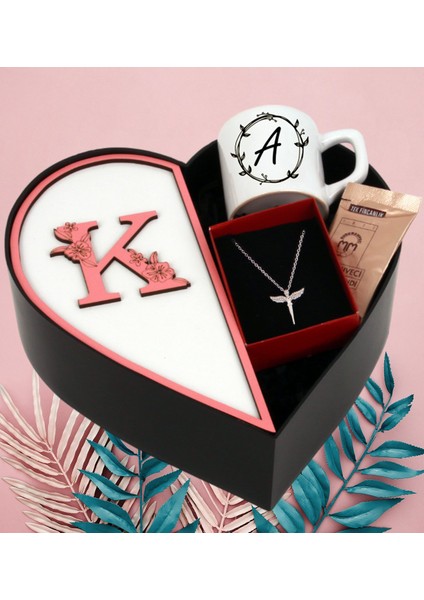 Kişiye Özel Baş Harf Tasarımlı Kalp Kutu ve Peluş Ayıcık Anahtarlık Melek Kolye ve Baş Harf Tasarımlı Türk Kahvesi Fincanı