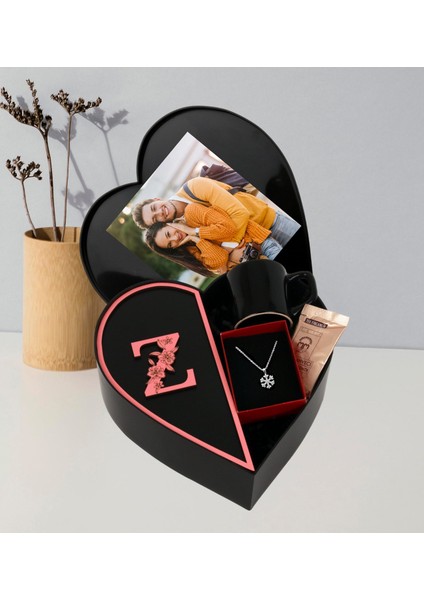 Kişiye Özel Kalpli Kutu Baş Harf Tasarımlı Kalp Kutu ve Kartanesi Kolye ve Siyah Türk Kahvesi Fincanı (Siyah-Pembe)