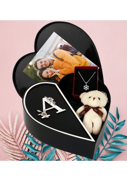 Kalpli Kutuda Kişiye Özel Baş Harf Tasarımlı Kalp Kutu ve Peluş Ayıcık Anahtarlık ve Kartanesi Kolye (Beyaz-Siyah)