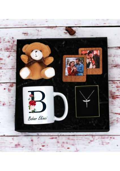 Kişiye Özel Baş Harf ve Isim Soyisim Tasarımlı Kupa Bardak Peluş Ayıcık Anahtarlı Ahşap Çerçeve ve Melek Kolye Seti