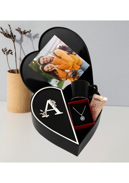 Kişiye Özel Kalpli Kutu Baş Harf Tasarımlı Kalp Kutu ve Kartanesi Kolye ve Siyah Türk Kahvesi Fincanı (Beyaz-Siyah)