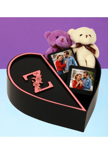 Kişiye Özel Kalpli Kutu Baş Harf Tasarımlı Kalp Kutu ve Çift Peluş Ayıcık Anahtarlık Siyah Çerçeve (Siyah-Pembe)