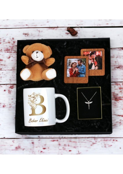 Kişiye Özel Baş Harf ve Isim Soyisim Tasarımlı Kupa Ayıcık Anahtarlı Ahşap Çerçeve ve Melek Kolye Seti