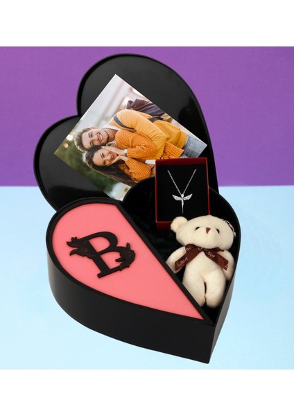 Kişiye Özel Kalpli Kutu Baş Harf Tasarımlı Kalp Kutu ve Peluş Ayıcık Anahtarlık ve Melek Kolye (Pembe-Sıyah)