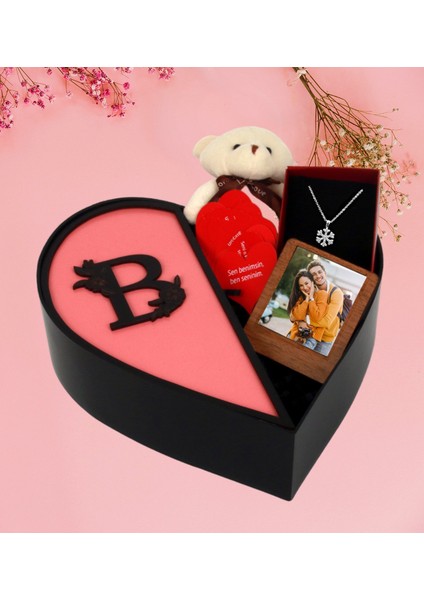 Kişiye Özel Kalpli Kutu Baş Harf Tasarımlı Kalp Kutu ve Peluş Ayıcık Anahtarlık Çerceve Kartanesi Kolye ve Aşk Sözleri (Siyah-Pembe)