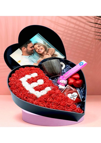 Kalp Kutu Tasarımlı Kişiye Özel Baş Harfli Fotoğraflı New Kalp Kutu Çiçek Çikolata Buketi Kahve Fincanı ve Hello Kity Anahtarlık