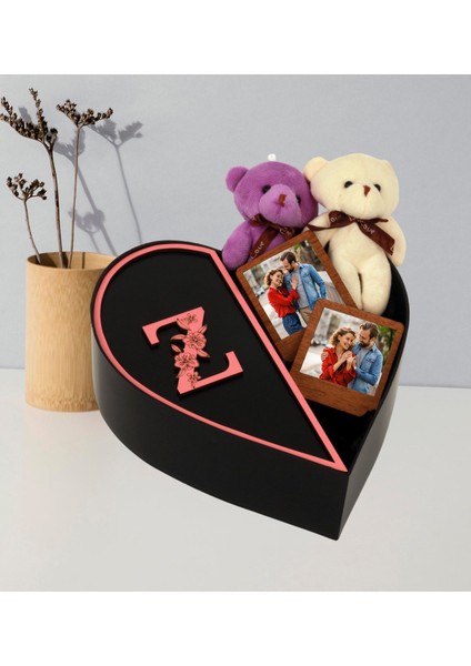 Kişiye Özel Kalpli Kutu Baş Harf Tasarımlı Kalp Kutu ve Çift Peluş Ayıcık Anahtarlık Çerçeve (Siyah-Pembe)