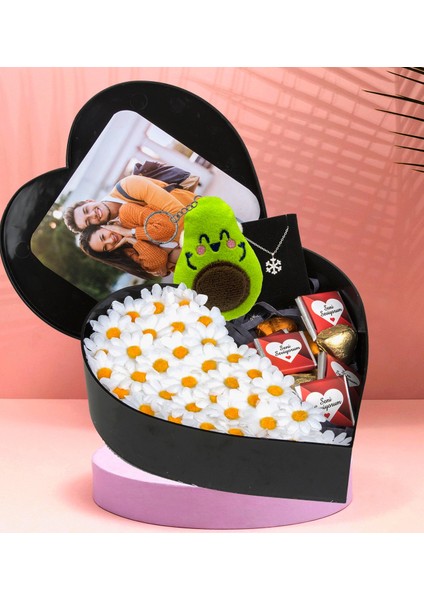 Kalp Kutu Tasarımlı Kişiye Özel Fotoğraflı New Kalpli Kutu Çiçek Çikolata Buketi Avokado Anahtarlık ve Kolye (Karışık)