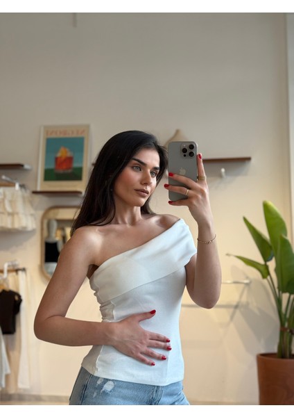 Tek Omuz Ekru Bluz. Elastan kumaşı sayesinde rahat bir kullanım sağlamakta. Satın alım yapılırken standart bedeninize göre tercih edebilirsiniz☺️ modelleri