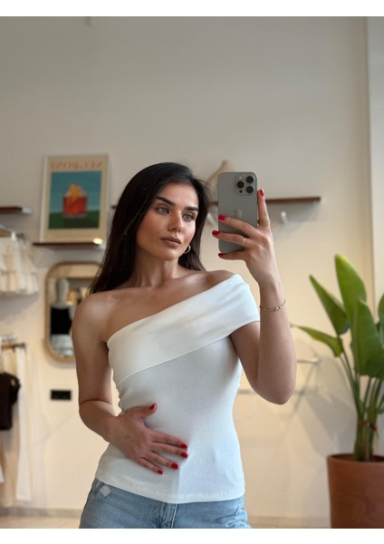 Tek Omuz Ekru Bluz. Elastan kumaşı sayesinde rahat bir kullanım sağlamakta. Satın alım yapılırken standart bedeninize göre tercih edebilirsiniz☺️ fırsatları