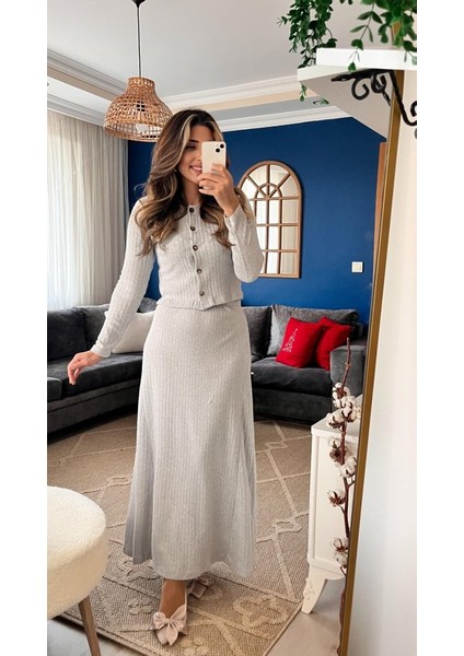 Kadın Uzun Kollu Önden Düğmeli Bluz ve Yüksek Bel A Kesim Uzun Etek Şardonlu Kaşkorse Ikili Takım