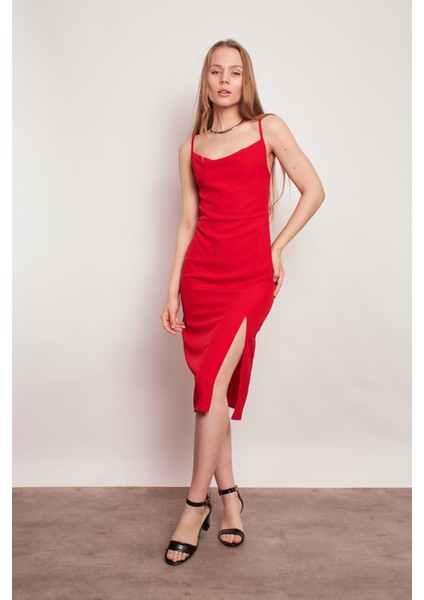 Hafif Likralı Iç Göstermez Degaje Yaka Ip Askılı Önden Yırtmaçlı Diz Altı Elbise-Kırmızı