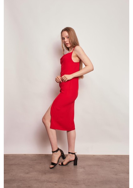 Hafif Likralı Iç Göstermez Degaje Yaka Ip Askılı Önden Yırtmaçlı Diz Altı Elbise-Kırmızı fiyatları