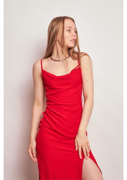 Hafif Likralı Iç Göstermez Degaje Yaka Ip Askılı Önden Yırtmaçlı Diz Altı Elbise-Kırmızı modelleri