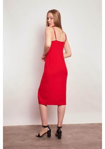 Hafif Likralı Iç Göstermez Degaje Yaka Ip Askılı Önden Yırtmaçlı Diz Altı Elbise-Kırmızı fırsatları