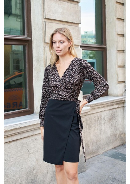 Yandan Ayarlanabilir Bağlamalı Kruvaze Uzun Kol Hafif Likralı Kumaş Diz Boy Elbise-Leopar