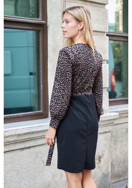 Yandan Ayarlanabilir Bağlamalı Kruvaze Uzun Kol Hafif Likralı Kumaş Diz Boy Elbise-Leopar fiyatları