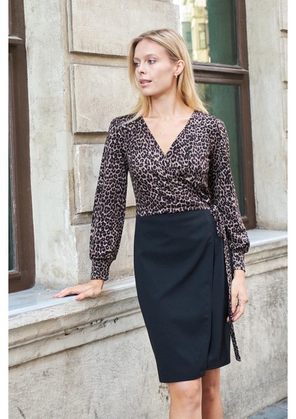 Yandan Ayarlanabilir Bağlamalı Kruvaze Uzun Kol Hafif Likralı Kumaş Diz Boy Elbise-Leopar fırsatları