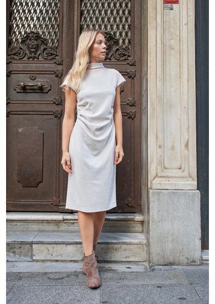 Yarım Balıkçı Önü Büzgülü Düşük Omuz Diz Altı Yırtmaçlı Likralı Kışlık Kadife Triko Elbise-Şampanya