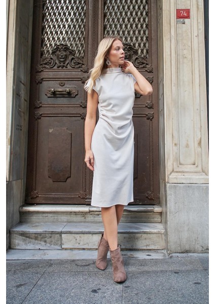 Yarım Balıkçı Önü Büzgülü Düşük Omuz Diz Altı Yırtmaçlı Likralı Kışlık Kadife Triko Elbise-Şampanya fiyatları