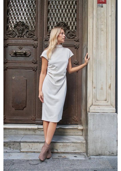 Yarım Balıkçı Önü Büzgülü Düşük Omuz Diz Altı Yırtmaçlı Likralı Kışlık Kadife Triko Elbise-Şampanya modelleri