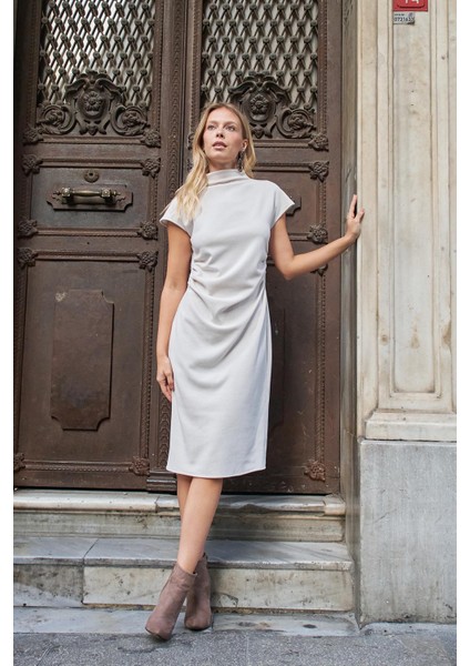 Yarım Balıkçı Önü Büzgülü Düşük Omuz Diz Altı Yırtmaçlı Likralı Kışlık Kadife Triko Elbise-Şampanya fırsatları