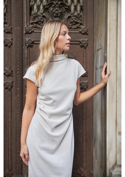 Yarım Balıkçı Önü Büzgülü Düşük Omuz Diz Altı Yırtmaçlı Likralı Kışlık Kadife Triko Elbise-Şampanya indirimleri