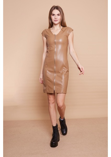 Ekolojik Suni Deri V Yaka Düşük Omuzlu Önü Fermuarlı Elbise -Koyu Bej