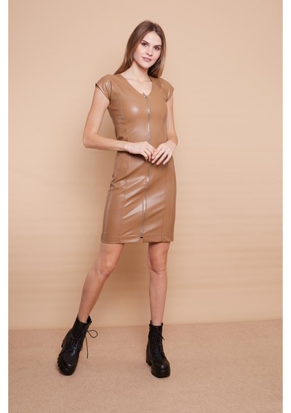 Ekolojik Suni Deri V Yaka Düşük Omuzlu Önü Fermuarlı Elbise -Koyu Bej modelleri