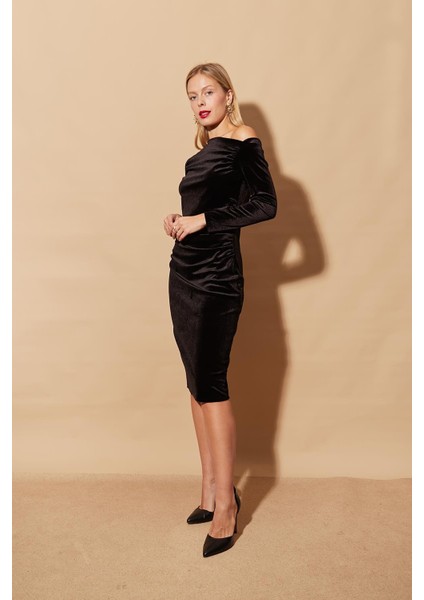 Kadın Likralı Kadife Omuzu Dekolteli Önü Büzgülü Diz Altı Yırtmaçlı Abiye Şık Gece Yılbaşı Elbisesi-Siyah modelleri