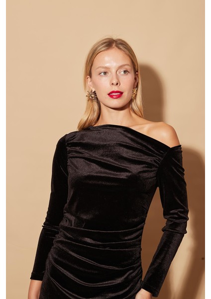 Kadın Likralı Kadife Omuzu Dekolteli Önü Büzgülü Diz Altı Yırtmaçlı Abiye Şık Gece Yılbaşı Elbisesi-Siyah indirimleri