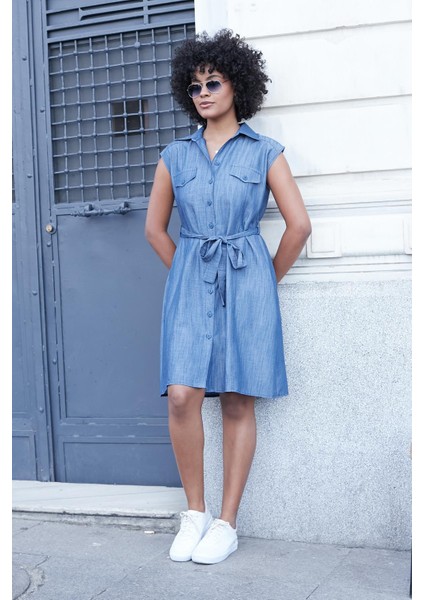 Kadın Kot Görünümlü Kumaş Yakalı Düşük Omuzlu Cep Kapaklı Yan Cepli Diz Boy Elbise-Açık Mavi