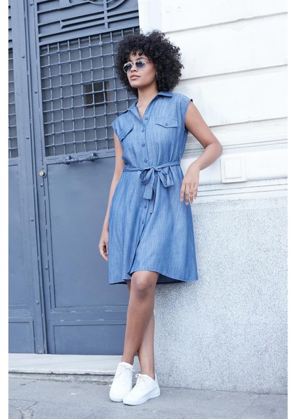 Kadın Kot Görünümlü Kumaş Yakalı Düşük Omuzlu Cep Kapaklı Yan Cepli Diz Boy Elbise-Açık Mavi modelleri