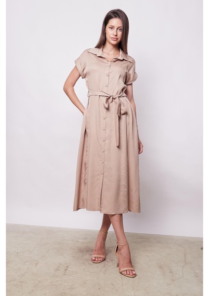 %100 Iyocell Akıcı Şık Kumaş Yakalı Düşük Omuzlu Duble Kollu Bağcıklı Midi Boy Diz Altı Elbise-Camel