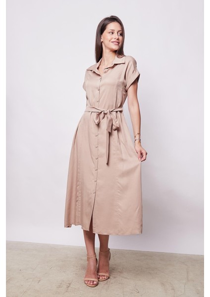 %100 Iyocell Akıcı Şık Kumaş Yakalı Düşük Omuzlu Duble Kollu Bağcıklı Midi Boy Diz Altı Elbise-Camel fiyatları