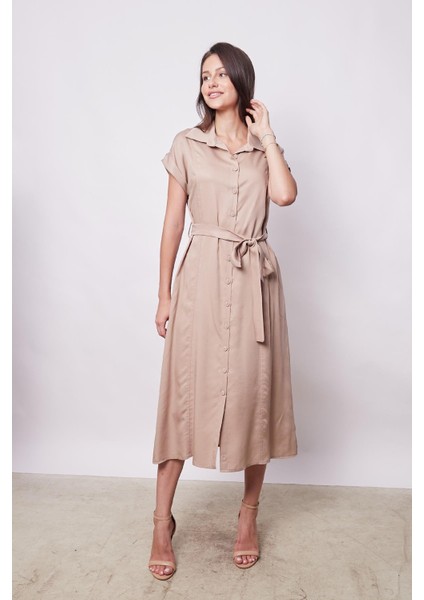 %100 Iyocell Akıcı Şık Kumaş Yakalı Düşük Omuzlu Duble Kollu Bağcıklı Midi Boy Diz Altı Elbise-Camel fırsatları