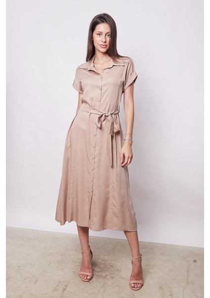 %100 Iyocell Akıcı Şık Kumaş Yakalı Düşük Omuzlu Duble Kollu Bağcıklı Midi Boy Diz Altı Elbise-Camel indirimleri