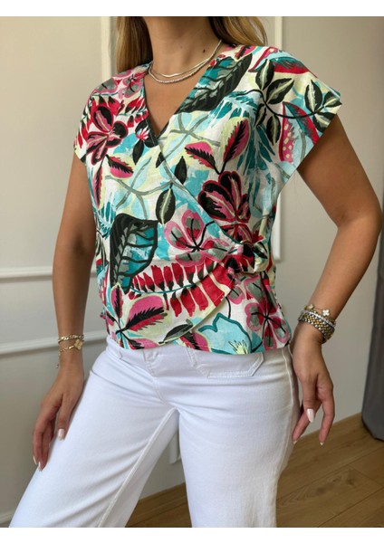 Çiçek Desenli Yan Aksesuarlı Kruvaze Bluz