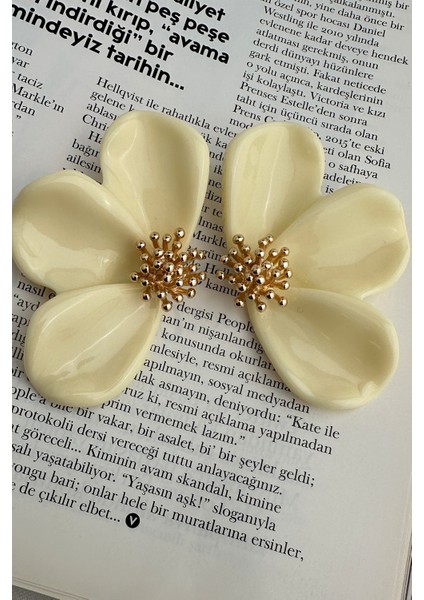 Kemik Rengi Topçuk Detay Çiçek Küpe (7cm) fırsatları