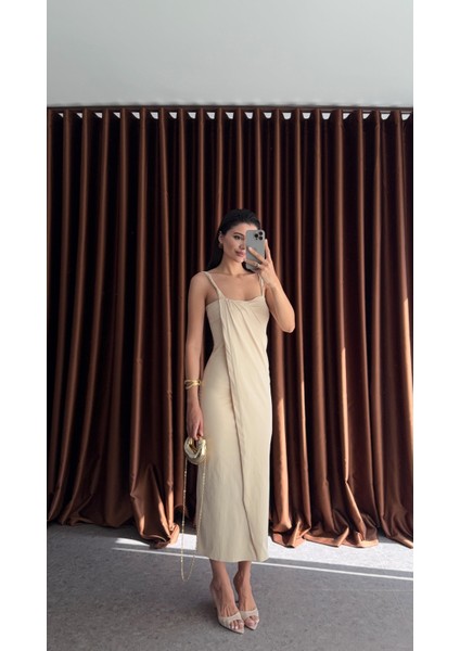 Önü Kapak Detaylı Krem Elbise