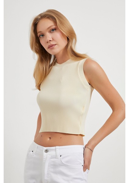 Bisiklet Yaka Piliseli Kolsuz Yumuşak Dokulu Rahat Form Kısa Bluz