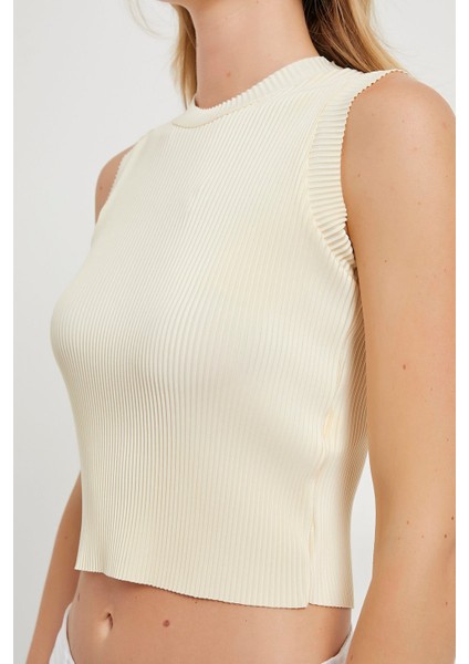 Bisiklet Yaka Piliseli Kolsuz Yumuşak Dokulu Rahat Form Kısa Bluz modelleri