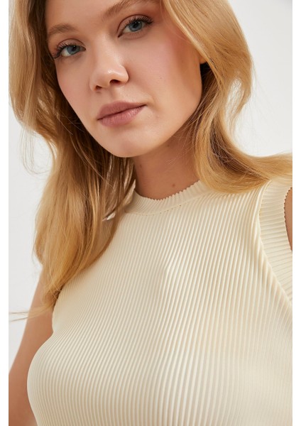 Bisiklet Yaka Piliseli Kolsuz Yumuşak Dokulu Rahat Form Kısa Bluz indirimleri