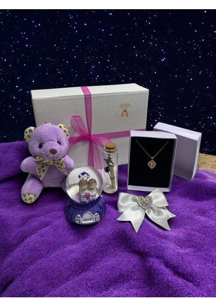 Iyi Ki Varsın Hediye Kutusu – Kalpli Kolye, Işıklı Kar Küresi, Peluş Ayıcık ve Dilek Şişesi